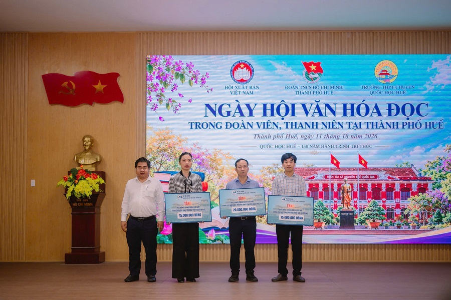 UFM lan tỏa văn hóa đọc, trao 50 suất học bổng tiếp sức ước mơ cho học sinh tại TP. Huế