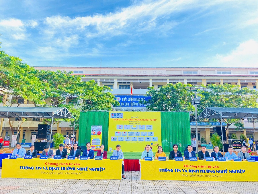 UFM tham gia Khai mạc chương trình Thông tin và định hướng nghề nghiệp tại Trường THPT Cẩm Mỹ, Đồng Nai