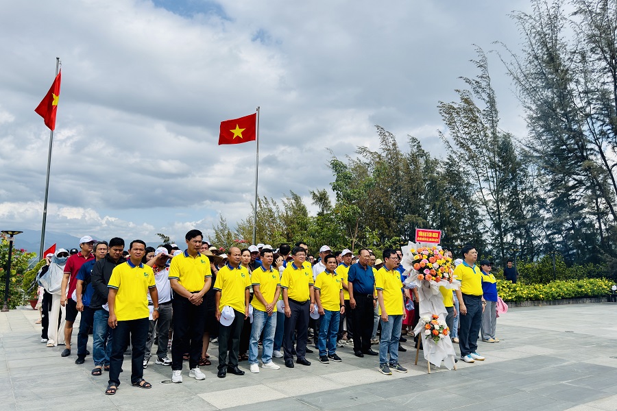 UFM tổ chức đoàn đến thăm Khu tưởng niệm chiến sĩ Gạc Ma