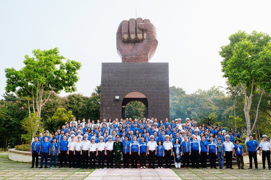 UFM nối dài hành trình từ đất liền đến với quân và dân nơi tuyến đầu biển, đảo
