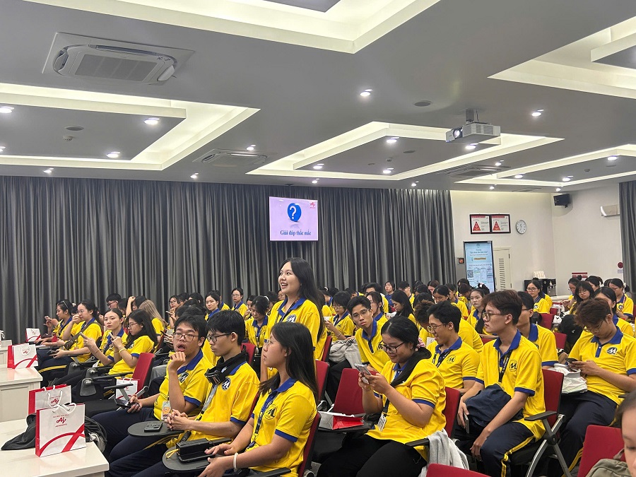 Gắn giảng đường với thực tiễn: Sinh viên Trường Đại học Tài chính – Marketing học tập tại Ajinomoto Việt Nam