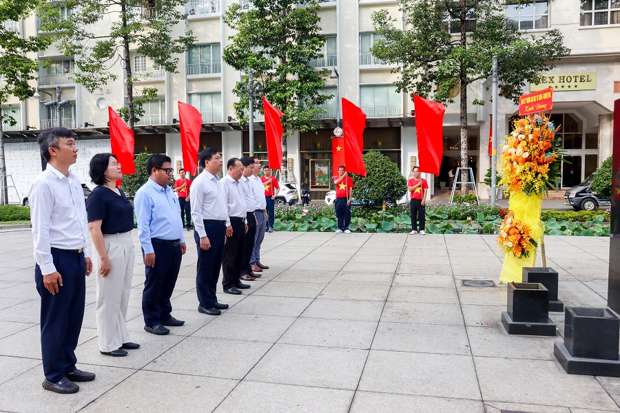 Trường Đại học Tài chính – Marketing dâng hoa tưởng niệm Chủ tịch Hồ Chí Minh