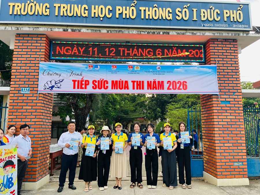Từ Huế đến Quảng Ngãi: Màu áo Trường Đại học Tài chính – Marketing đồng hành cùng sỉ tử 2k8